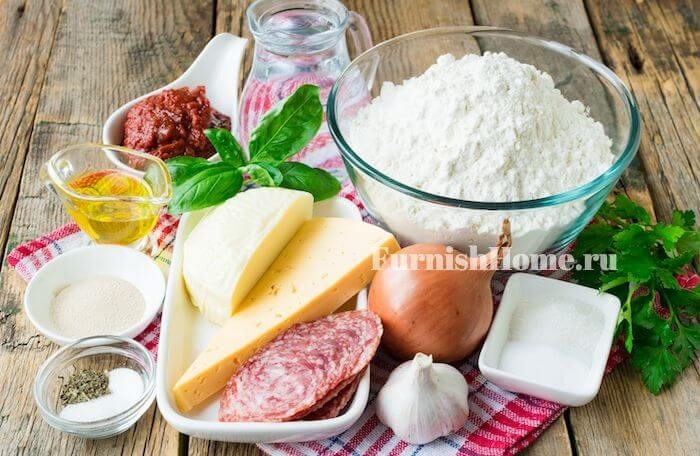 Пицца с колбасой