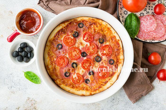 Пицца с колбасой и помидорами