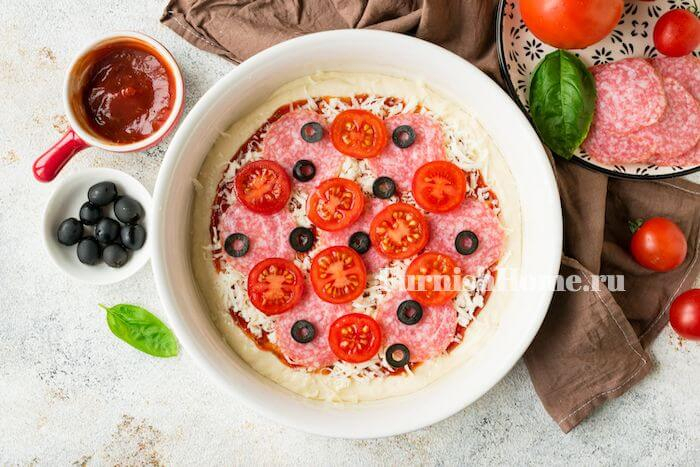 Пицца с колбасой и помидорами