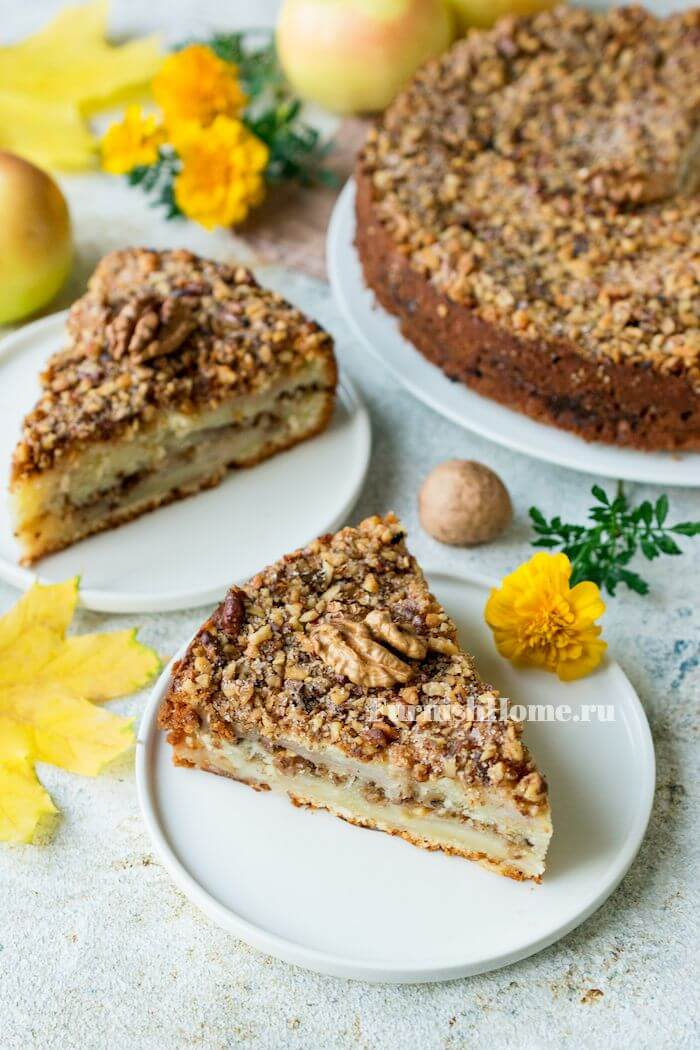 Пирог с яблоками и орехами