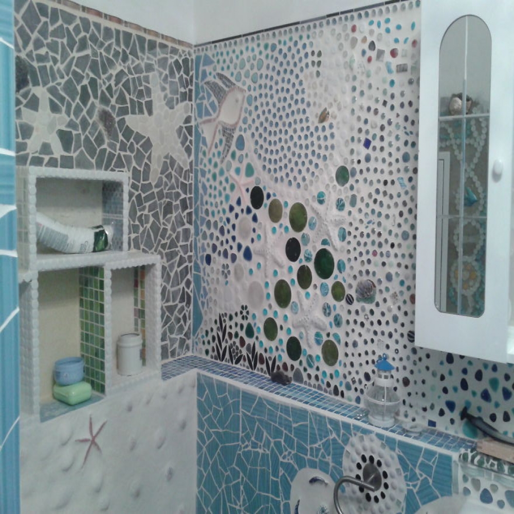 Как задекорировать ванну. Декор старой плитки в ванной. Ванная комната в морском стиле мозайка. Декорирование старой плитки в ванной. Декор мозаикой в ванной на покрашенных стенах.