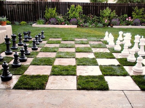 Как оформить патио в виде шахматной доски