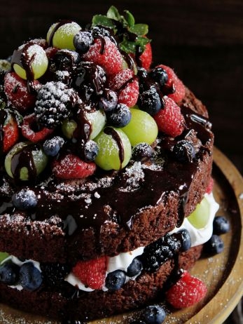 Низкокалорийный шоколадный торт с фруктами