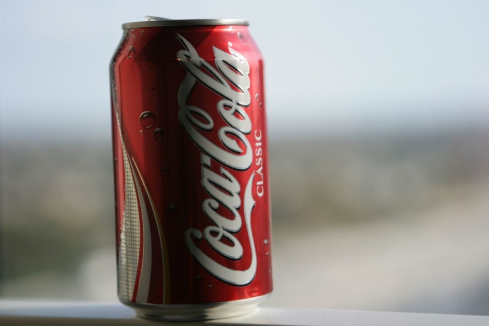 Почему нельзя пить кока-колу и как эффективно использовать этот напиток в быту?