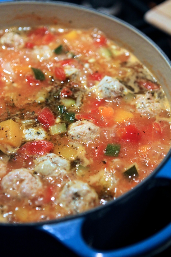 Перловый суп с тыквой, томатами и куриными фрикадельками