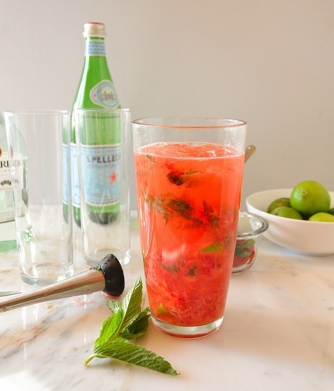 Освежающий летний коктейль: клубничный мохито