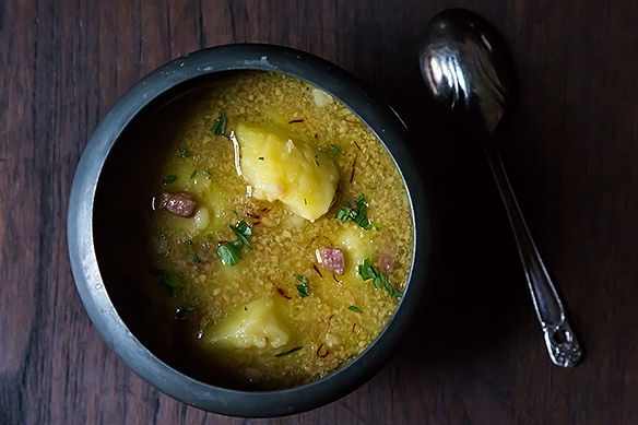 Картофельный суп с ветчиной и миндалем