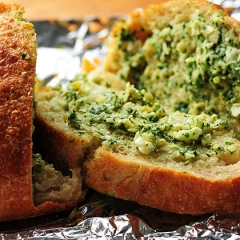 Пикантный хлеб с чесноком, зеленью и артишоками