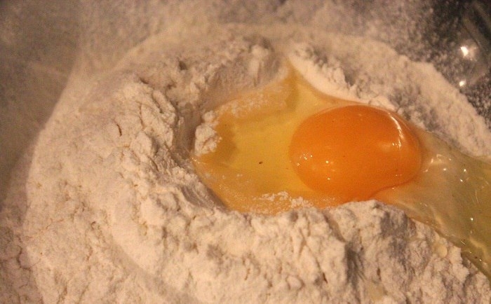 Замесите тесто из муки, яйца, масла, воды и щепотки соли.