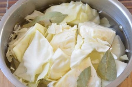 Капусту нарезать средними кусочками и выложить в кастрюлю.