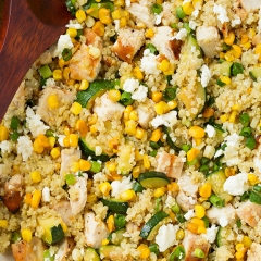 Кукурузно-кабачковая киноа с курицей-гриль и лимоном Кукурузно-кабачковая киноа с курицей-гриль и лимоном
