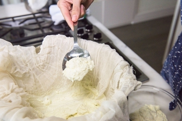 Как приготовить домашний сыр рикотта в микроволновой печи