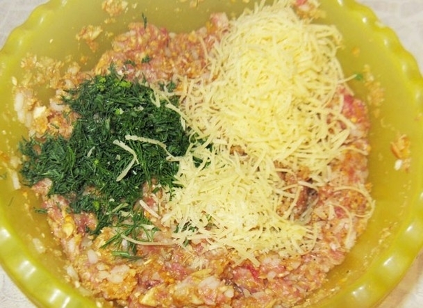 Тефтели с рисом и грибами в томатном соусе