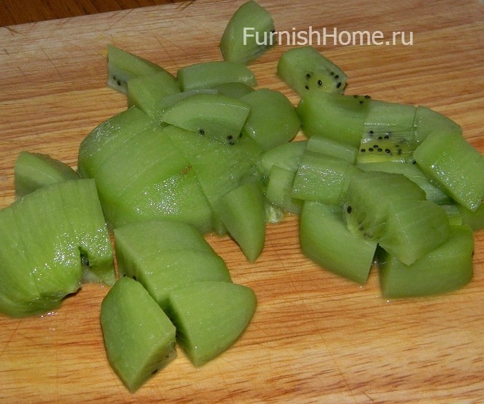 Салат с киви и куриным филе