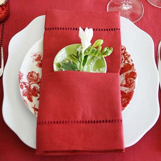 Красно-белая классическая салфетка с кармашком