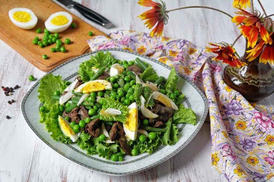 Салат с куриной печенью, горошком и стручковой фасолью