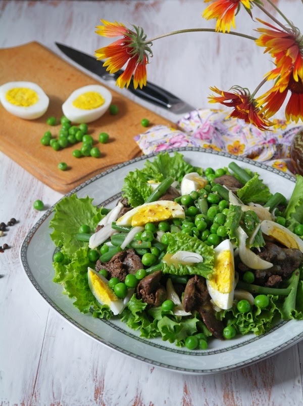 Салат с куриной печенью, горошком и стручковой фасолью