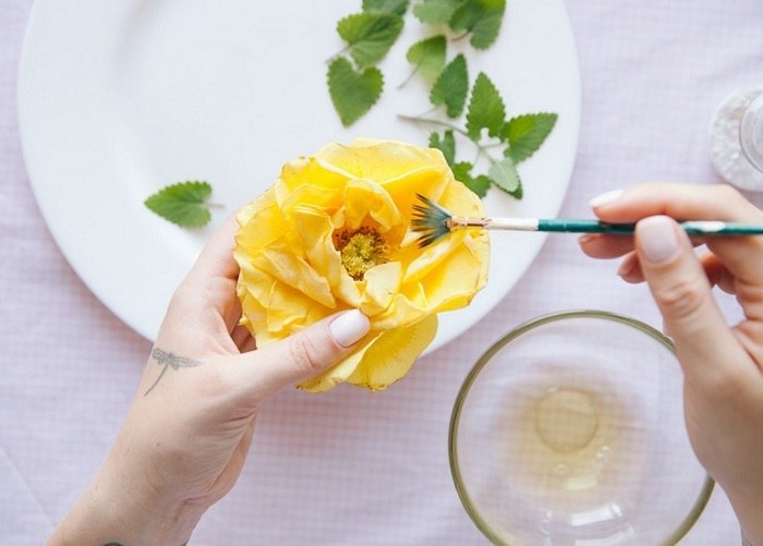 Как засахаривать живой цветок для украшения десертов