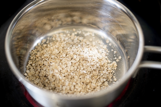 овсянка на воде. овсяные хлопья на воде. вареная овсянка на воде. овсяная каша для варки. овсянка столовская.