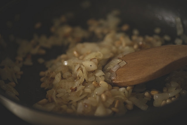 Ягнятина фаршированная шпинатом, кедровыми орехами и фетой
