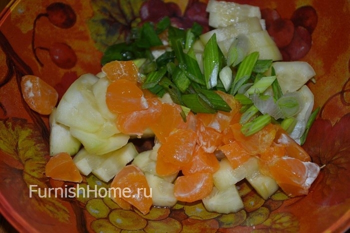 Салат из огурцов, мандарин и адыгейского сыра