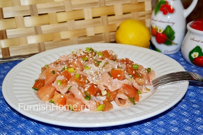 Салат с помидорами и красной рыбой