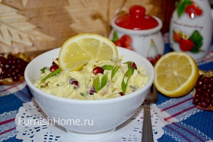 Салат с семгой, яблоком и яйцами