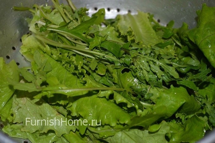 Салат с клубникой и рукколой