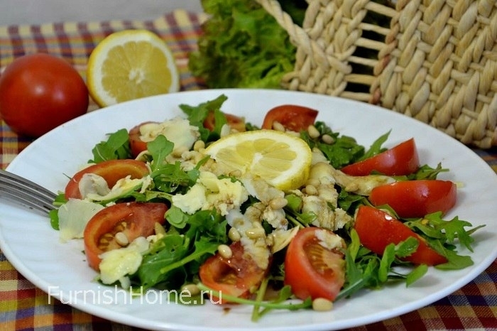 Салат с рукколой и помидорами