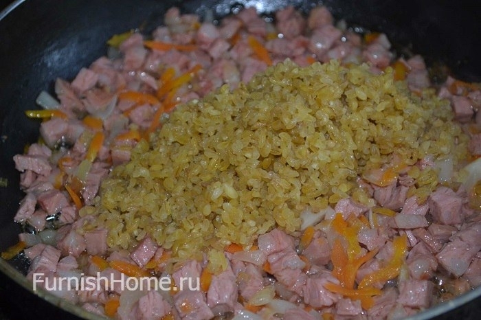 Фаршированные перцы с булгуром, овощами и колбасой