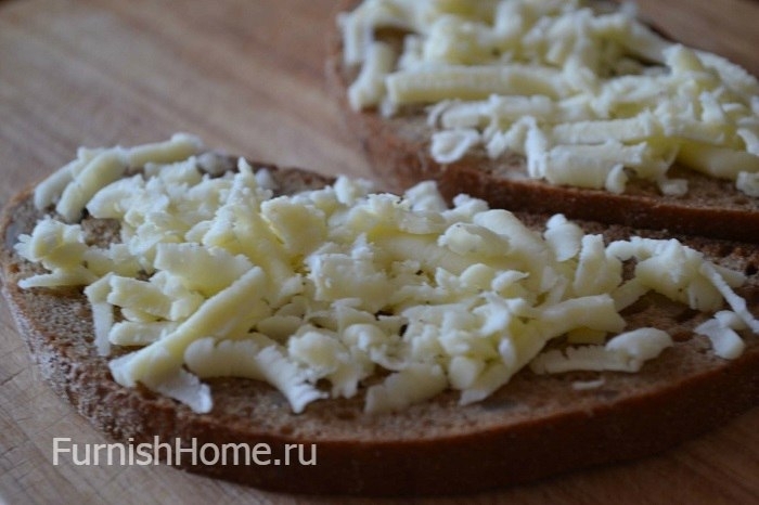 Бутерброды с сыром, персиками и базиликом