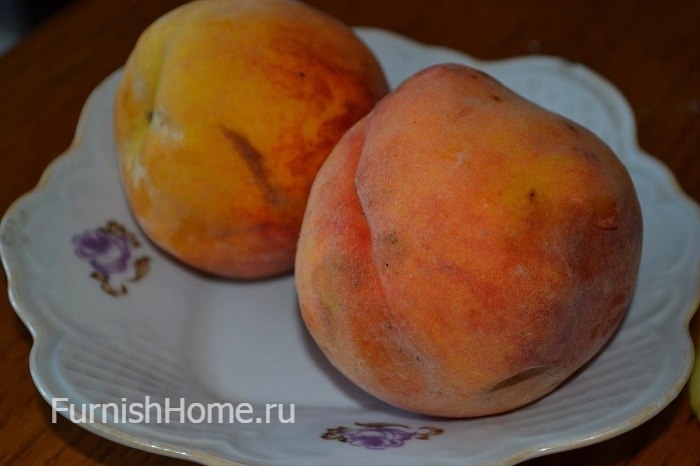 Бутерброды с сыром, персиками и базиликом