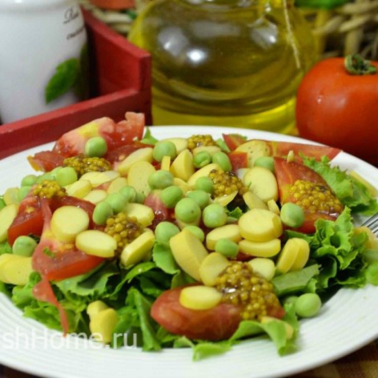 Салат из зелени, томатов, горошка и сулугуни