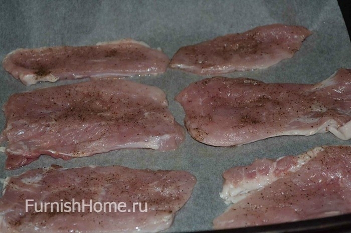 Свинина, запеченная с помидорами и сыром