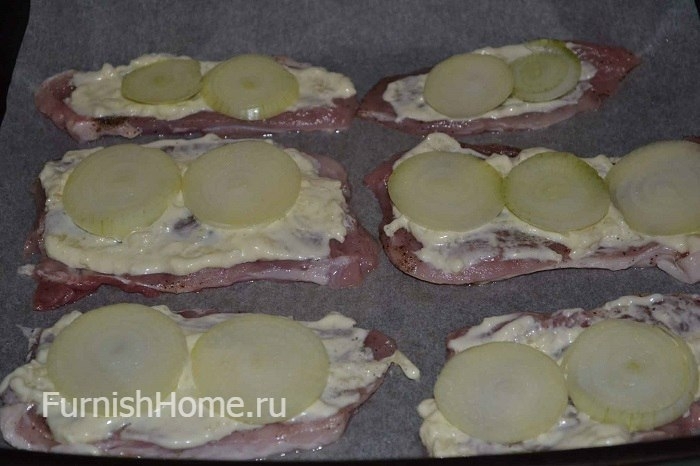 Свинина, запеченная с помидорами и сыром