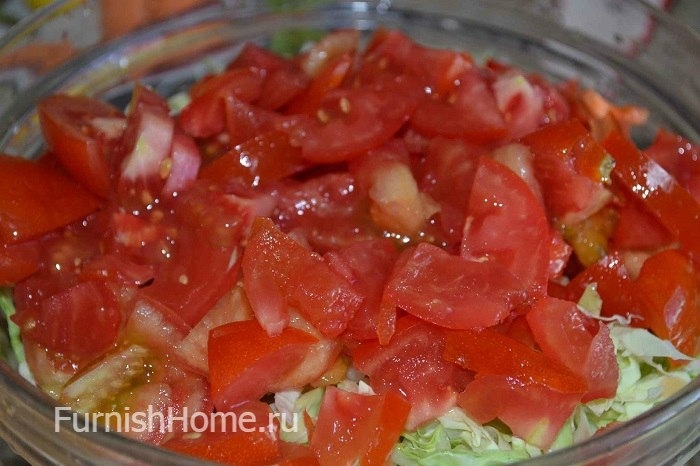 Салат из капусты, перца и помидоров