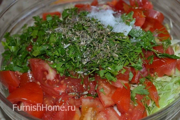 Салат из капусты, перца и помидоров