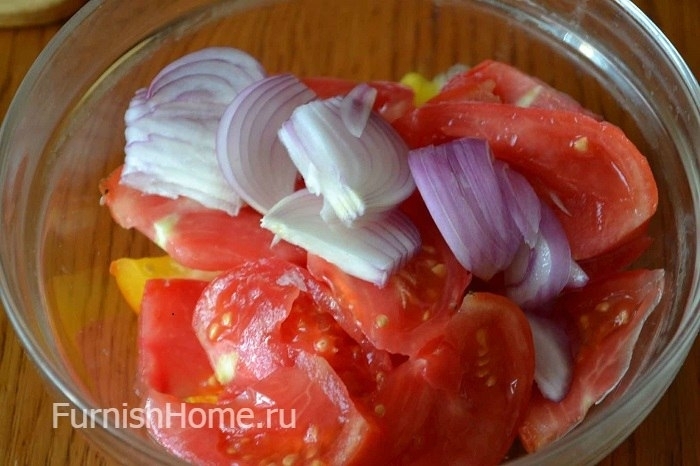 Салат с помидорами, сливами и базиликом