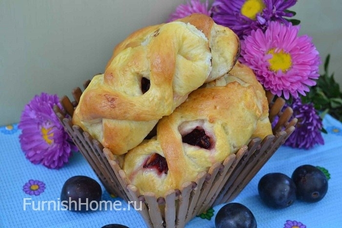 Дрожжевые пирожки со сливами