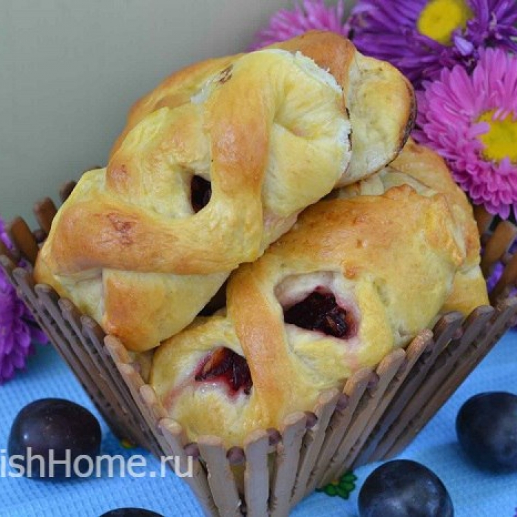 Дрожжевые пирожки со сливами