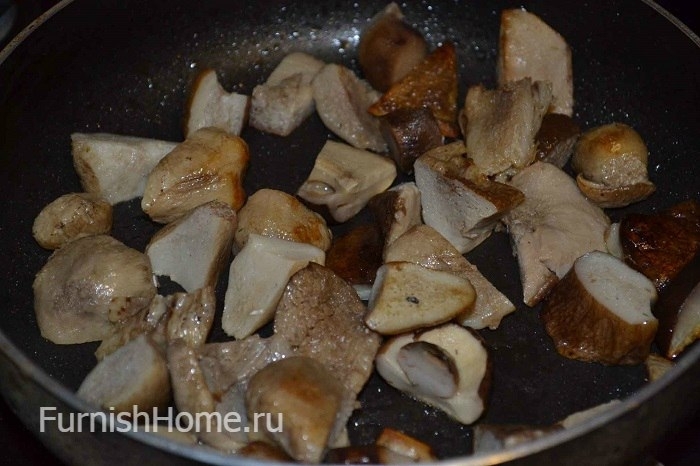 Белые грибы с овощами на сковороде