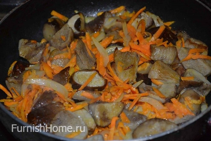 Белые грибы с овощами на сковороде