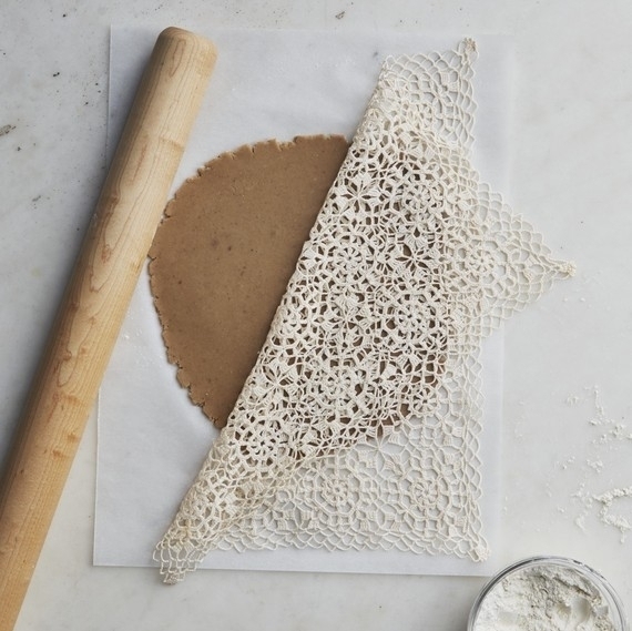 Как украсить печенье при помощи кружевной салфетки