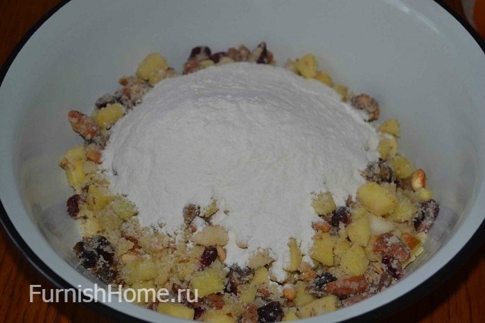 Пирог с яблоками, орехами и сухофруктами