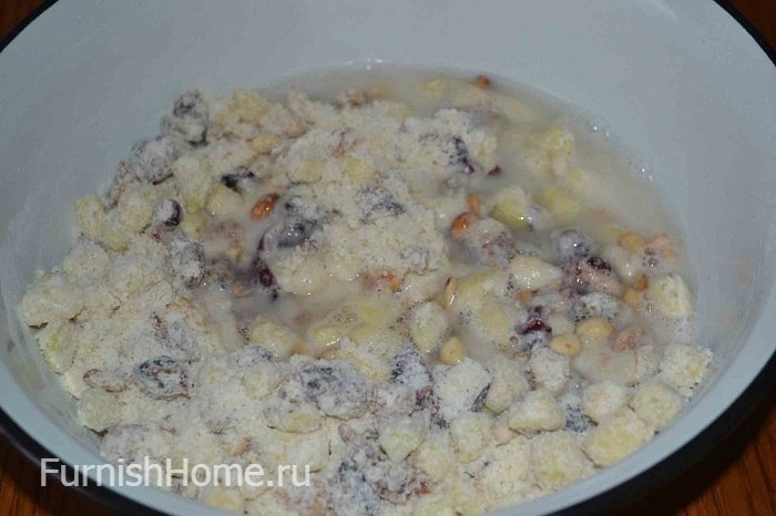 Пирог с яблоками, орехами и сухофруктами