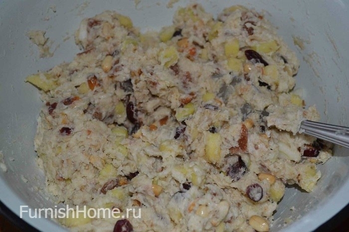 Пирог с яблоками, орехами и сухофруктами
