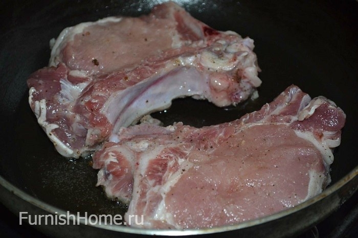 Картошка в духовке со свиными стейками на кости