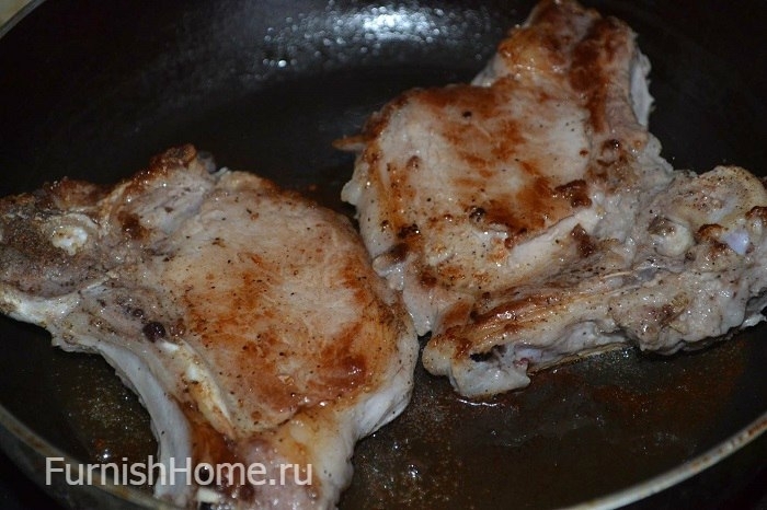 Картошка в духовке со свиными стейками на кости
