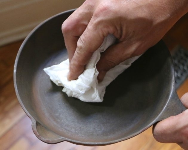 Как очистить чугунную сковородку