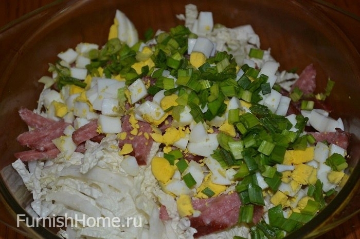 Салат из пекинской капусты с колбасой и маринованными огурцами